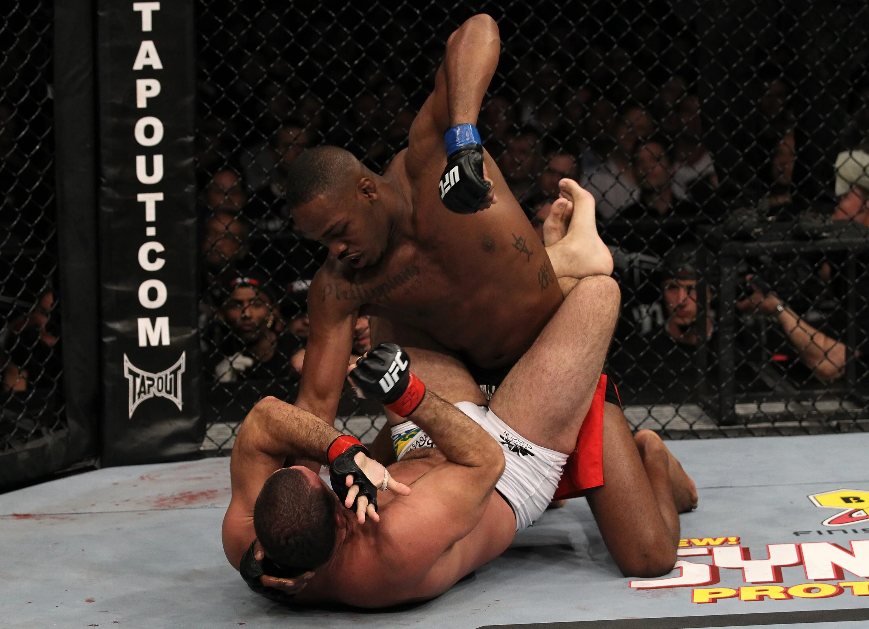 Бой бес правил еммм юфс. Нажал бой. Рори макдональд нейт диаз. Нажал бой. Боец юфс тони фергюсон.