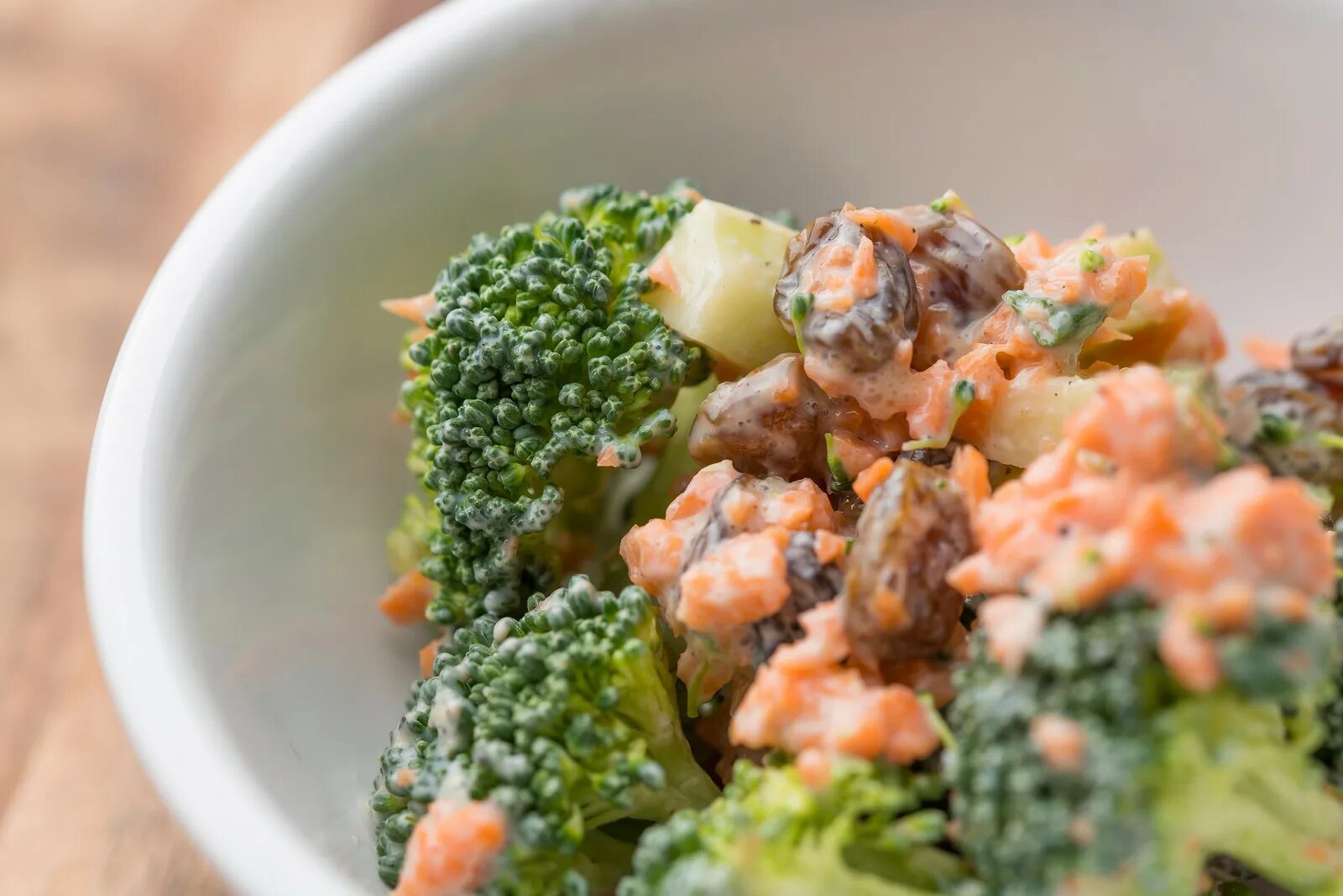 Салат с капустой брокколи. Обед из брокколи. Капуста брокколи припущенная. Овощной салат «цветной». Салат с брокколи.