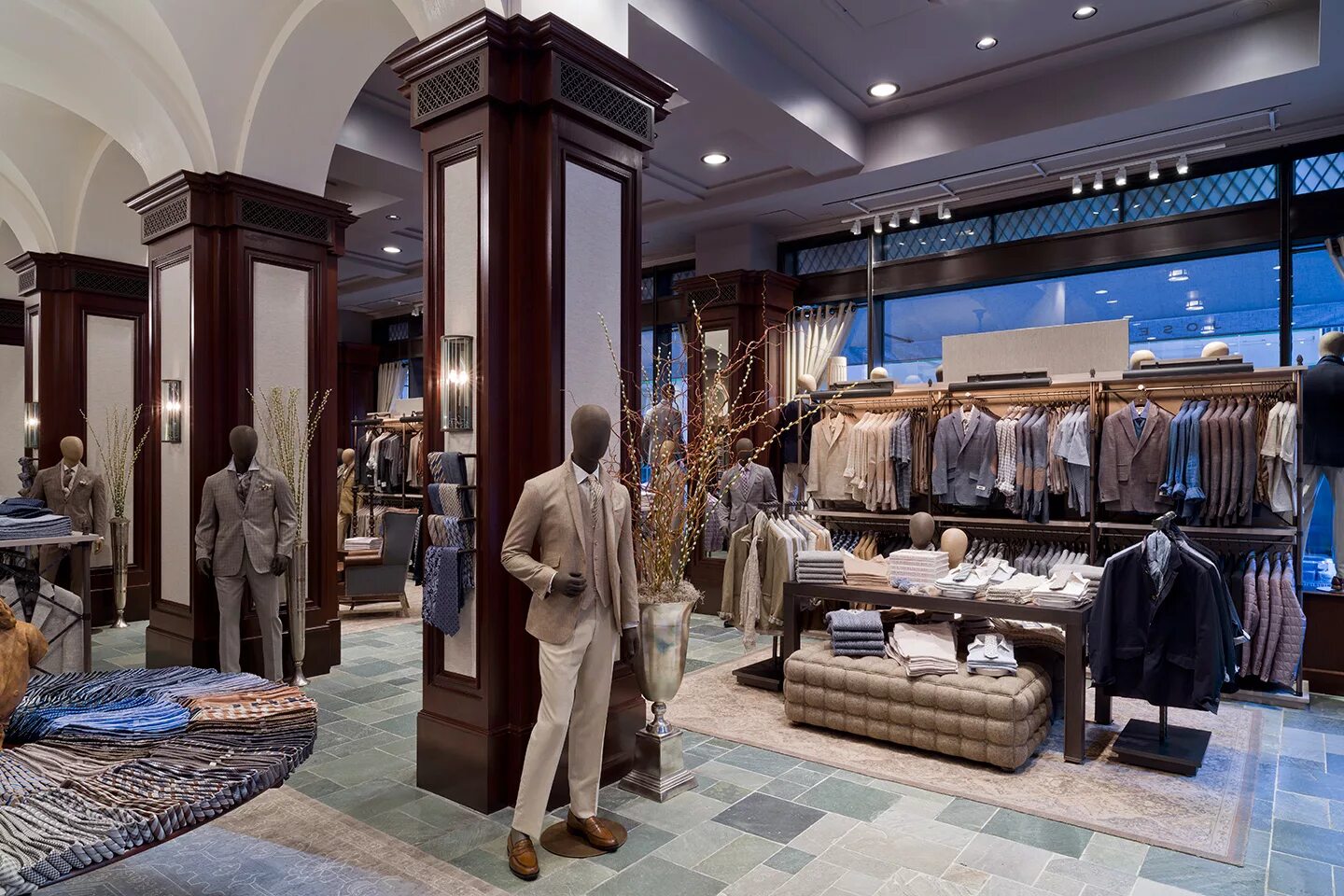 Шикарный бутик. Интерьер бутика. Симпл вайн магазины москва. Элитный парфюмерный магазин. Модный бутик.