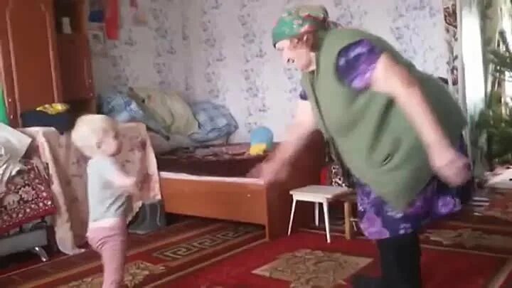 Бабушка танцует с внуком. Бабушка и внучка танцуют. Танец бабушки с внучкой. Бабушка танцует с внучкой видео. Видео про внучка