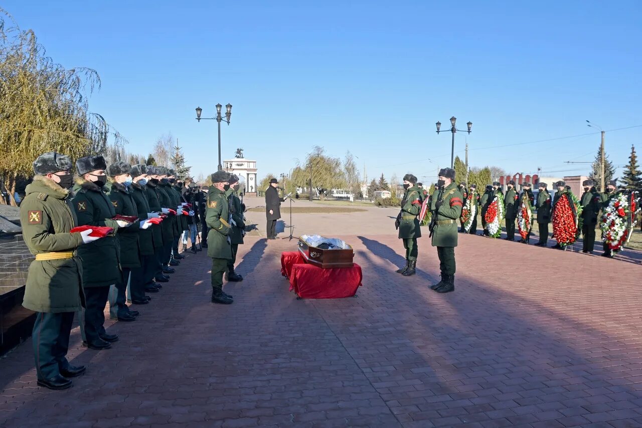 Курск похоронили. Могила Михайлова Курск. Аллея героев Курск сво. Памятник Михайлова Курск.