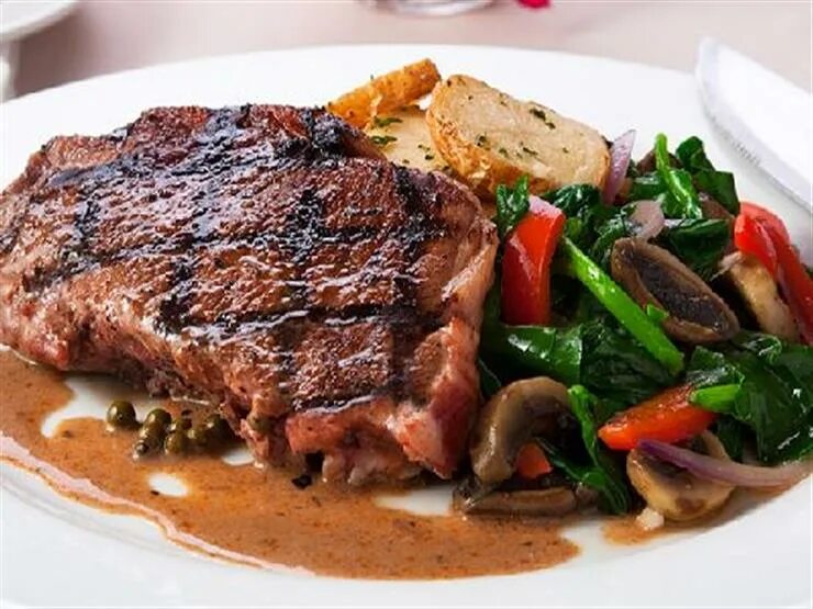 Блюда из говяжьей вырезки 7. Порционные блюда из говядины. мясо жареное порционным куском. блюда из мяса порционными кусками. блюда из говядины порционными кусками.