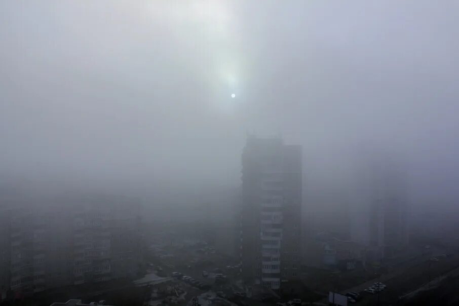Плотная пелена. Черное небо НМУ. Туман в Бишкеке. Черное небо Днепр. Фото черного неба утром.