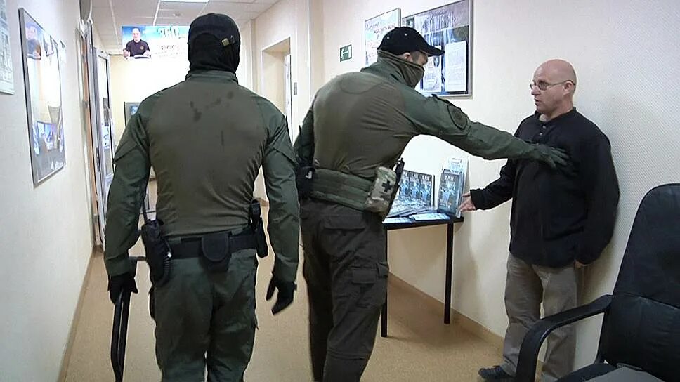 Обыск оперуполномоченным. Задержание фсб в квартире. Задержание в офисе. Омон обыск. Обыск фсб.