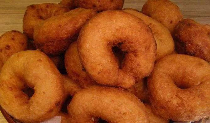 Каралька выпечка. Пончик с сыром. Калачики жареные. Творожные пончики. Жареные калачики.