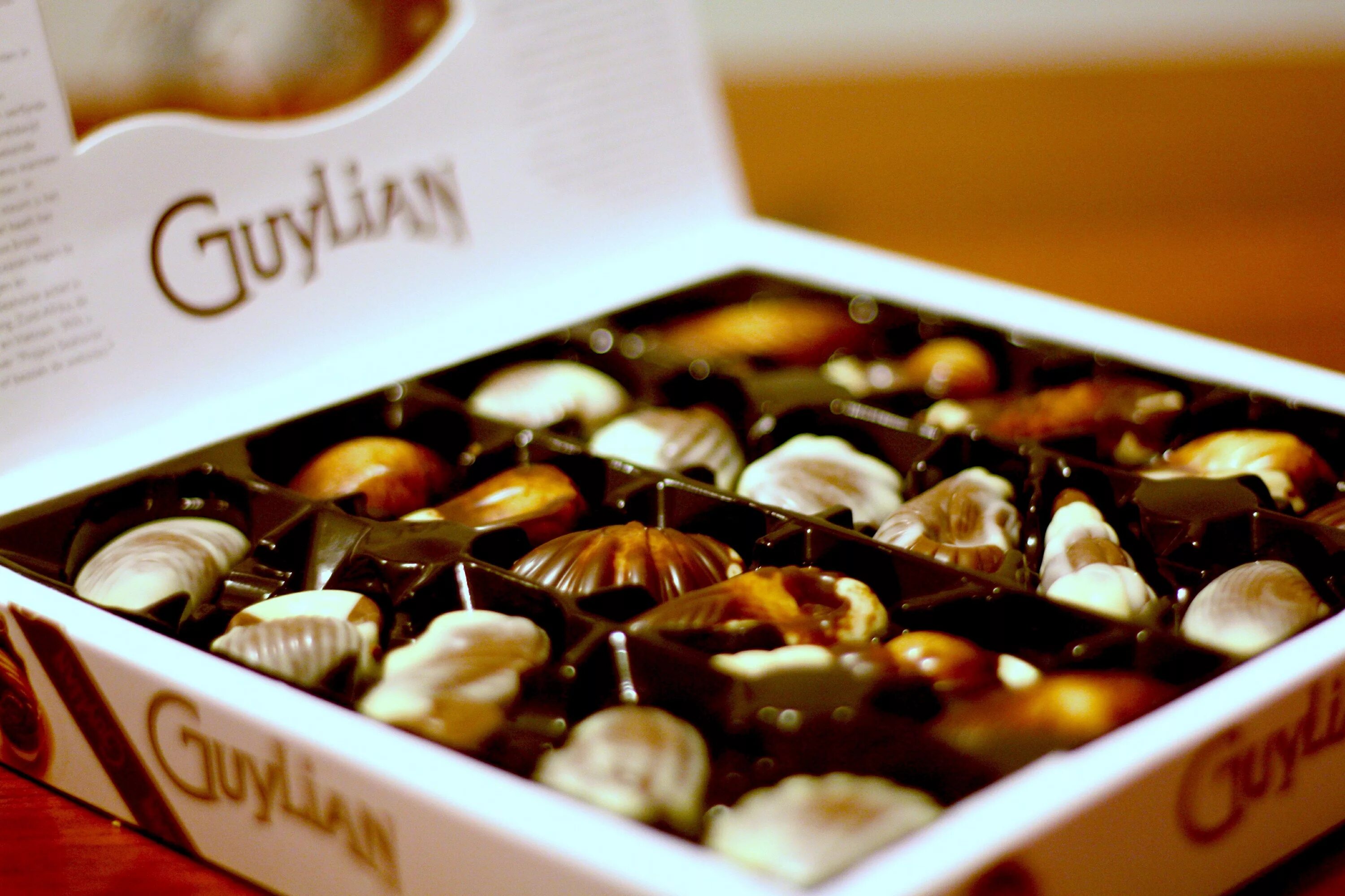 Конфеты в коробках ассортимент. Бельгийский шоколад Guylian. Конфеты Guylian Belgian Chocolate. Шоколад пралине Бельгия. Пралине (бельгийский шоколад).