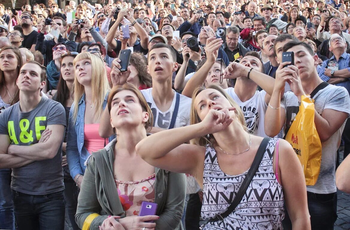 Массовая культура в политике. Массовая культура. Массовая культура в политике. Массовое сознание арт. Стена джона леннона в праге.