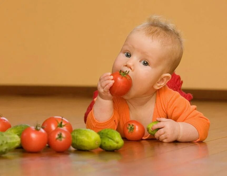 Помидор для малышей. Дети едят помидоры. Малыш кушает овощи фрукты. Кушает помидор. Когда детям можно давать свежий