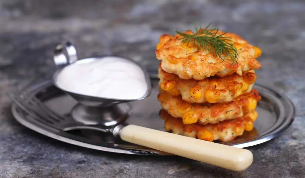 Пышные куриные оладьи. Куриные оладьи. оладьи из кукурузы. оладьи с кукурузой. оладьи с курицей.