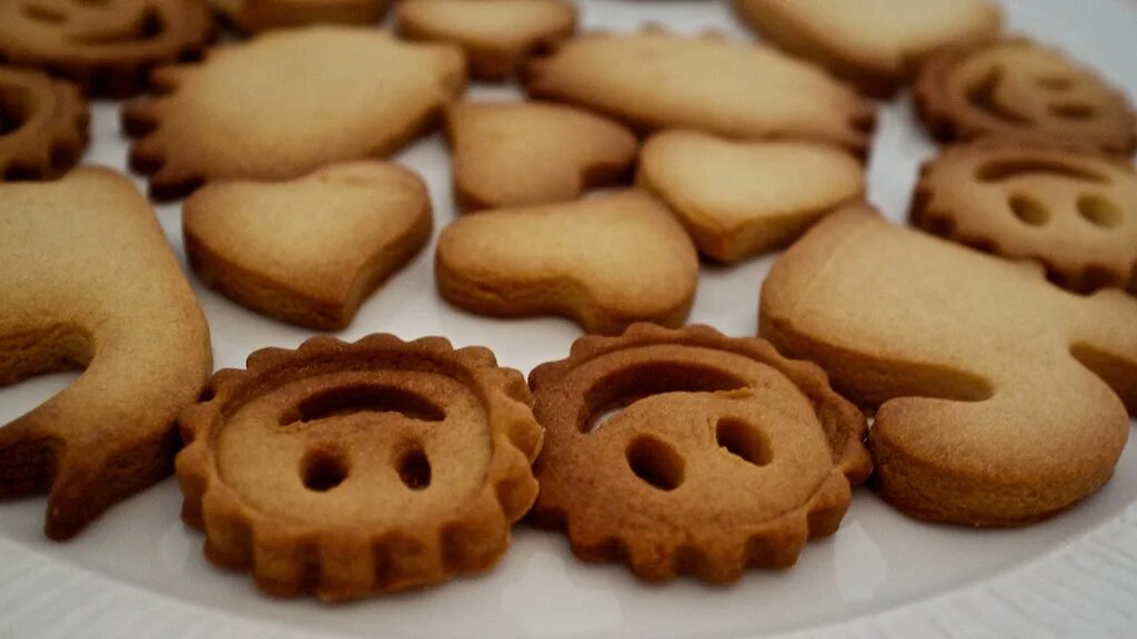 печенье каскад злаковое. имбирный пряник пряня. веселая печенька. печенье «песочное». простое фигурное печенье.