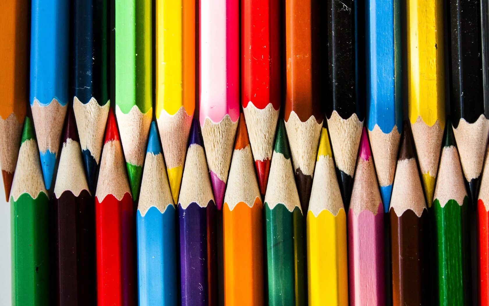 Карандаши цветные. Разбросанные карандаши. Фон карандашом. Цветные карандаши на столе.