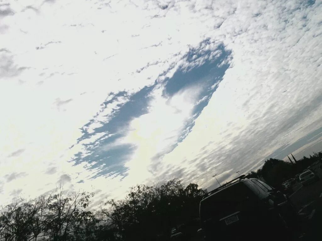 Эффект fallstreak в перисто- кучевых облаках. Хлопья снега. Падающие бриллианты. Кристаллик падающий с неба. Метеорный поток в космосе.