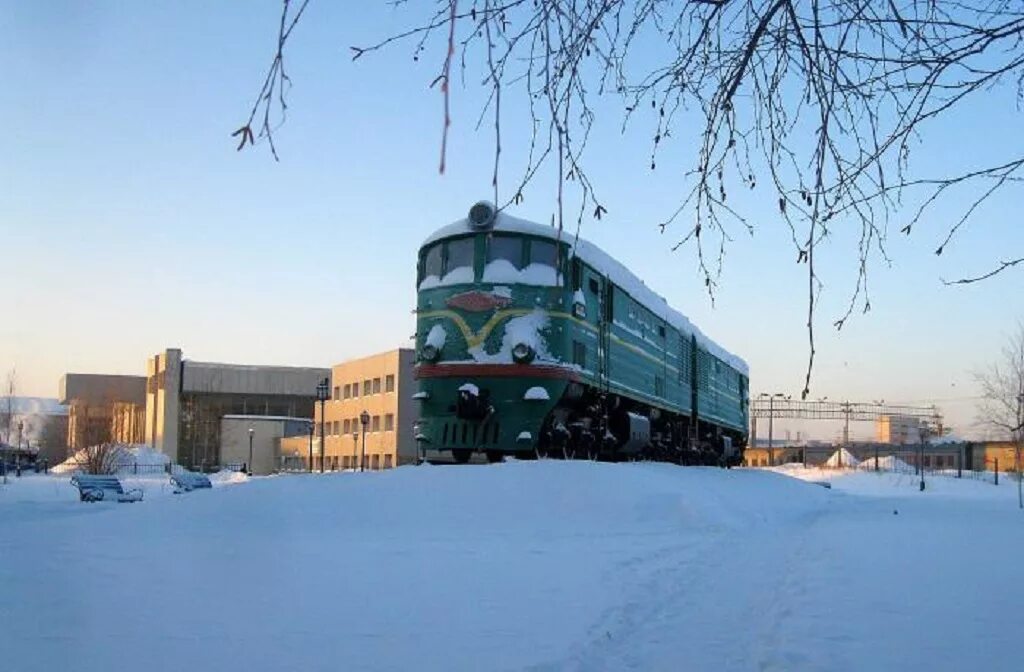 Тэ3 в Сургуте. Тэ3-1072. Тепловоз тэ3 памятник. ЖД вокзал Сургут памятник поезд. Железная дорога сургут