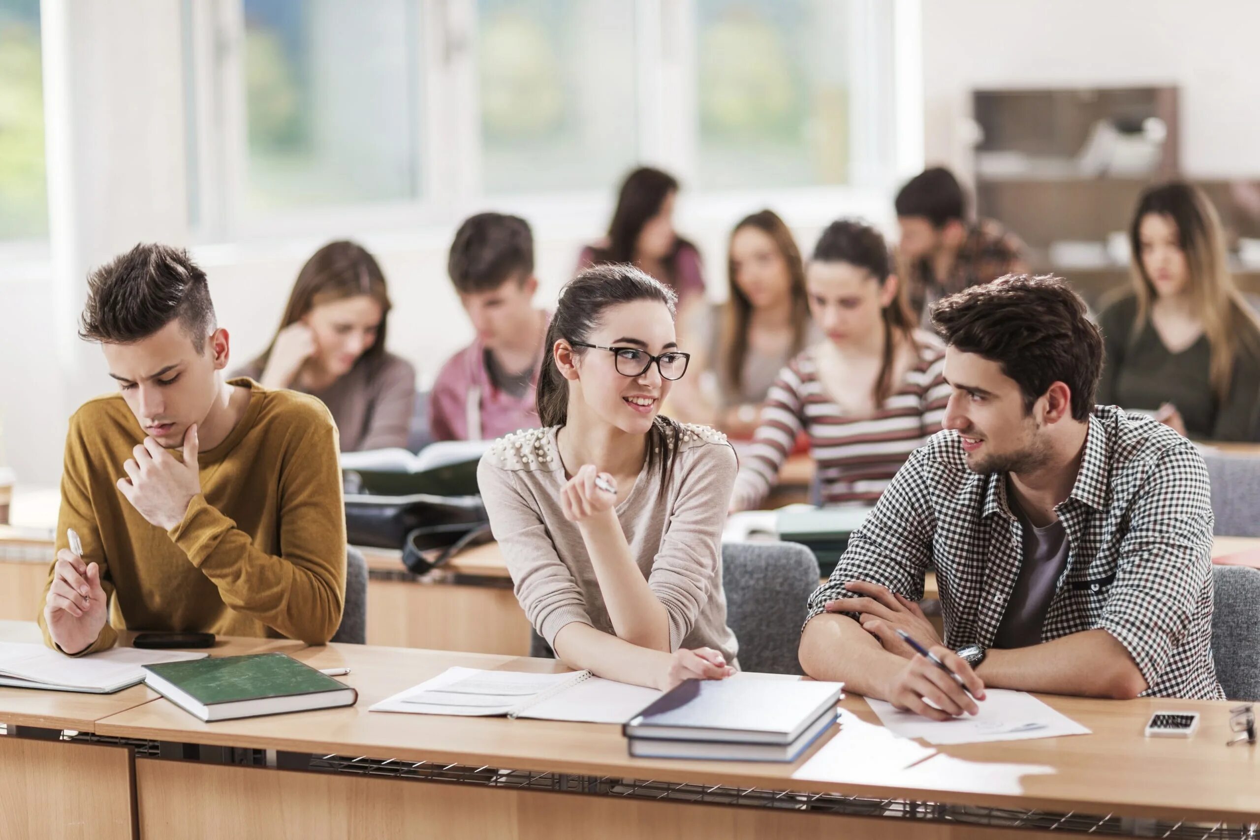 Talk exams. Учащиеся студенты. Общение студентов. Лекция в университете. Студенты беседуют.