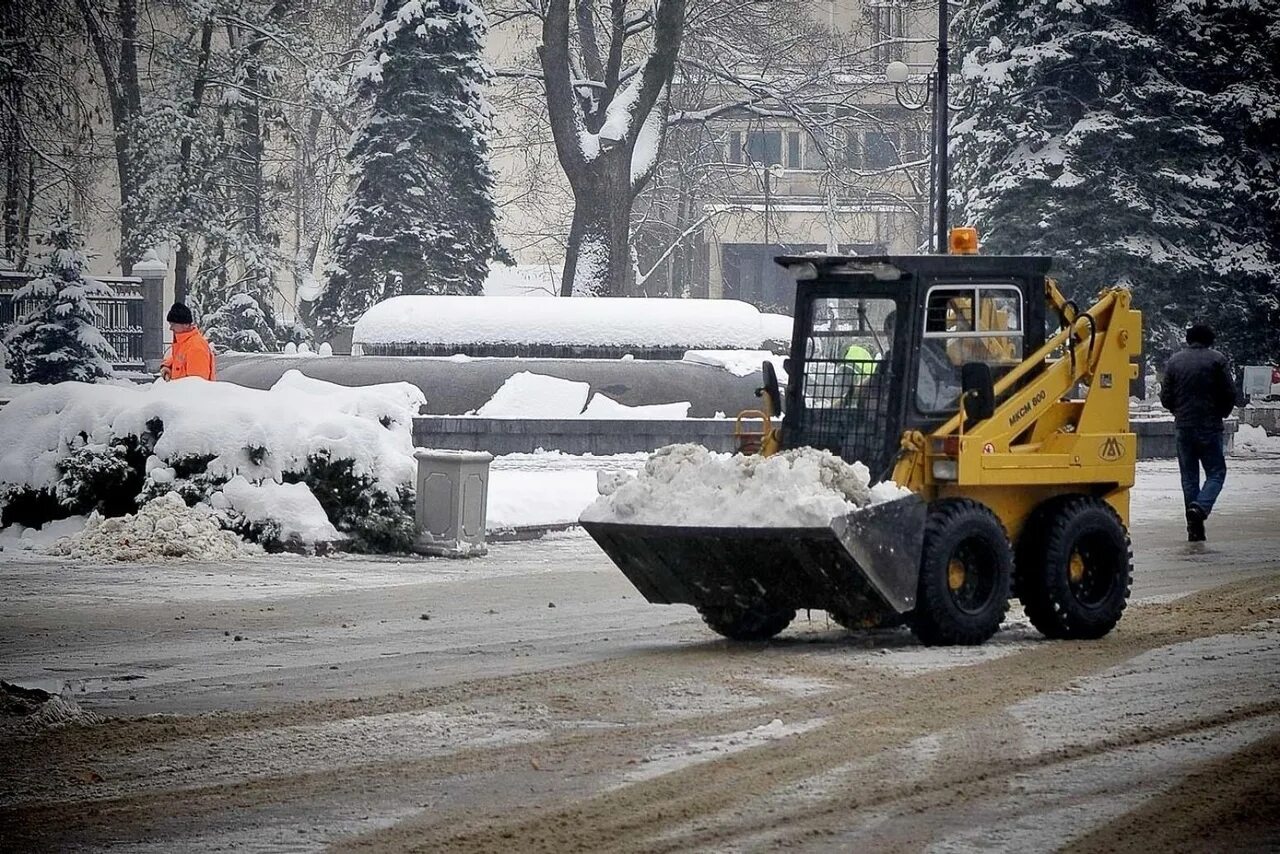 Техника в снегу. Снегоуборочная машина Амкодор 37. Снегоуборочный Bobcat трактор Bobcat. Уборка снега спецтехникой. Мини погрузчик для уборки снега.