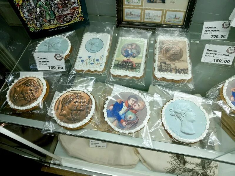 Музейные выставки. Музей предложение. Организация церемонии открытия выставки в музее. Девушка перед картиной в музее. Фото в музее девушка.