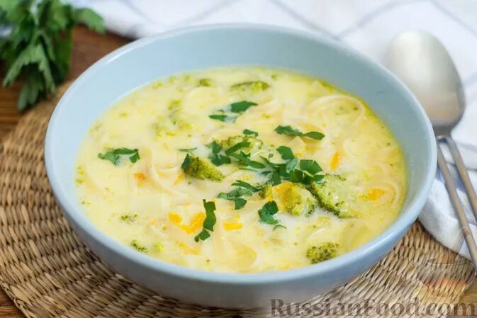 Суп с плавленным сыром и брокколи рецепт. Сырный суп с лапшой и брокколи. сырный суп с лапшой. сырный суп с грибами. сырный суп с шампиньонами и брокколи.