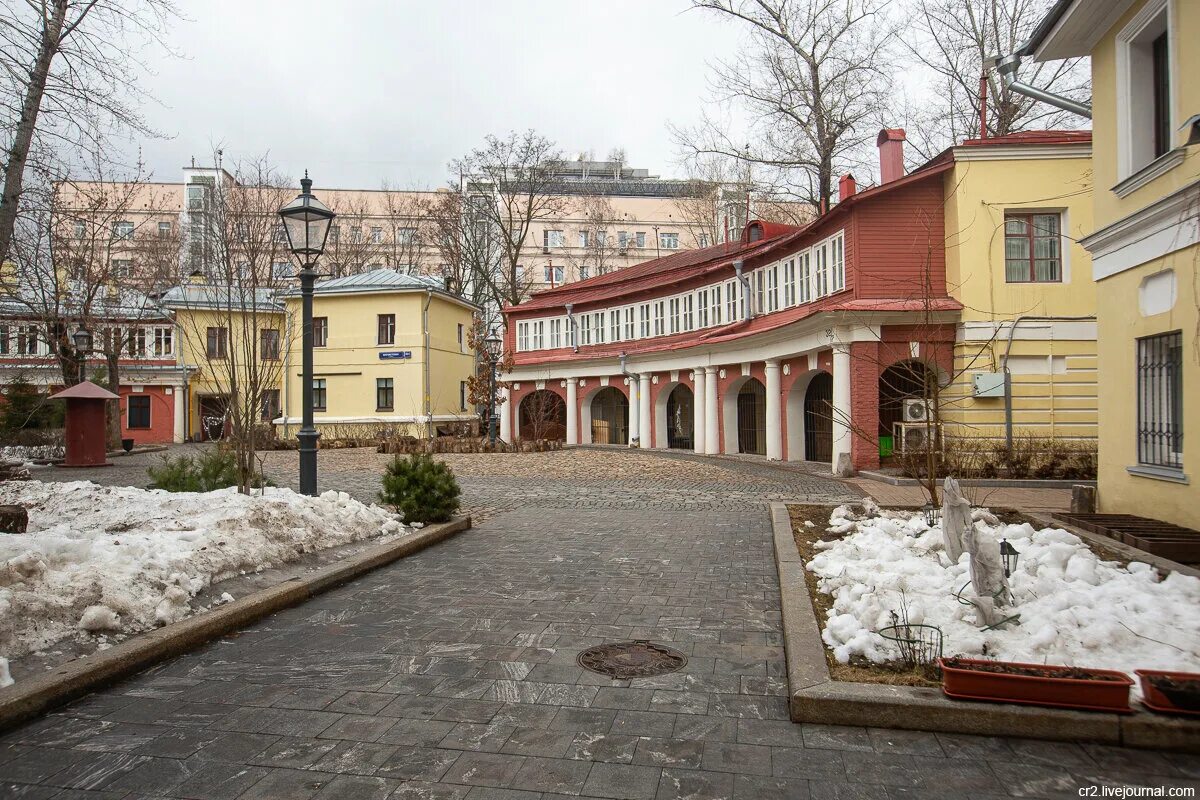 Пречистенка 32. Московский дворик на Пречистенке. Улица Пречистенка усадьба Охотниковых. Двор на Пречистенке 32. Пречистенка дворик гимназия.