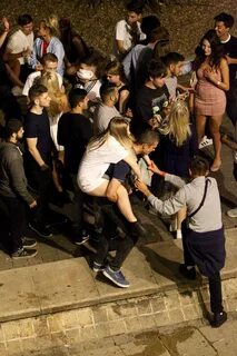 Студенты развлекают