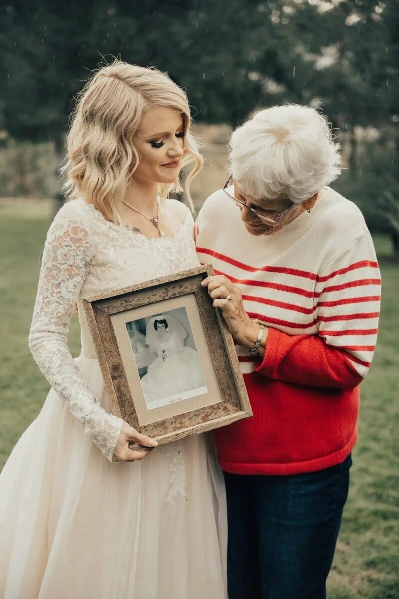 Внучка выходит замуж. Фотосессия с бабушкой. Бабушка в свадебном платье. Платье для бабушки на свадьбу. Трогательное свадебное платье.