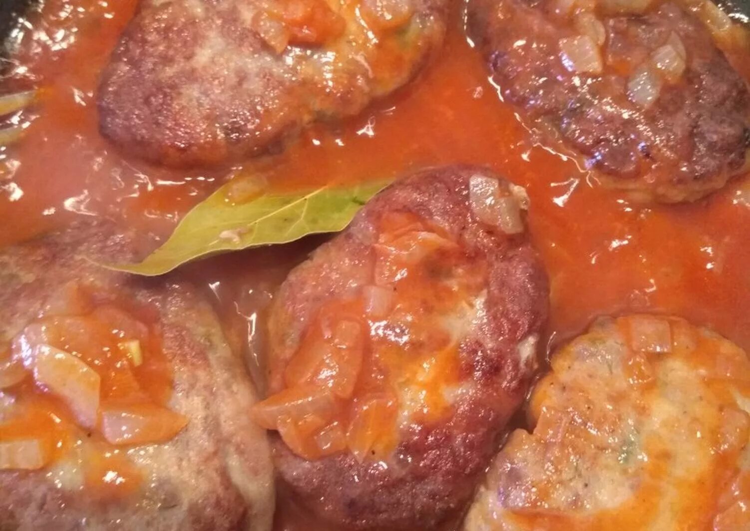 котлеты в соусе. котлеты в соусе. подлив для котлет. котлеты в томатной пасте. фрикадельки с подливкой в томатном соусе.