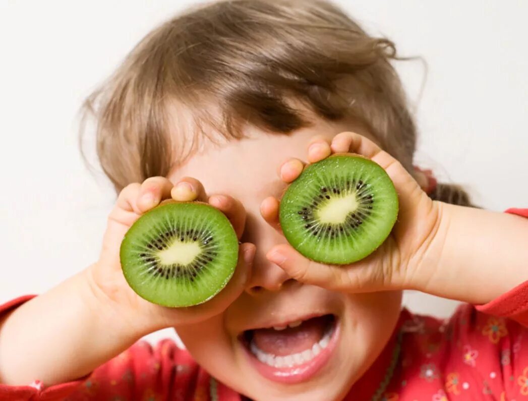 Киви фрукт. Фрукты с глазами. Фрукты киви для детей. Фотосессия с фруктами.