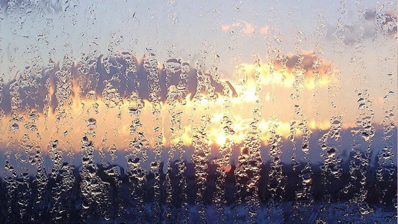 Песня по стеклу дождями. Дождь и солнце. Утро дождь. Дождь в окне.