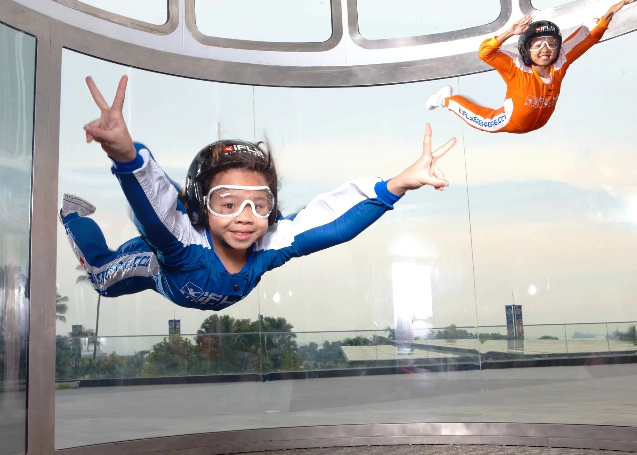 Kid flying. Летариум аэротруба Крылатское. IFLY Singapore. Ай Флай аэротруба. Полет в аэротрубе дети.