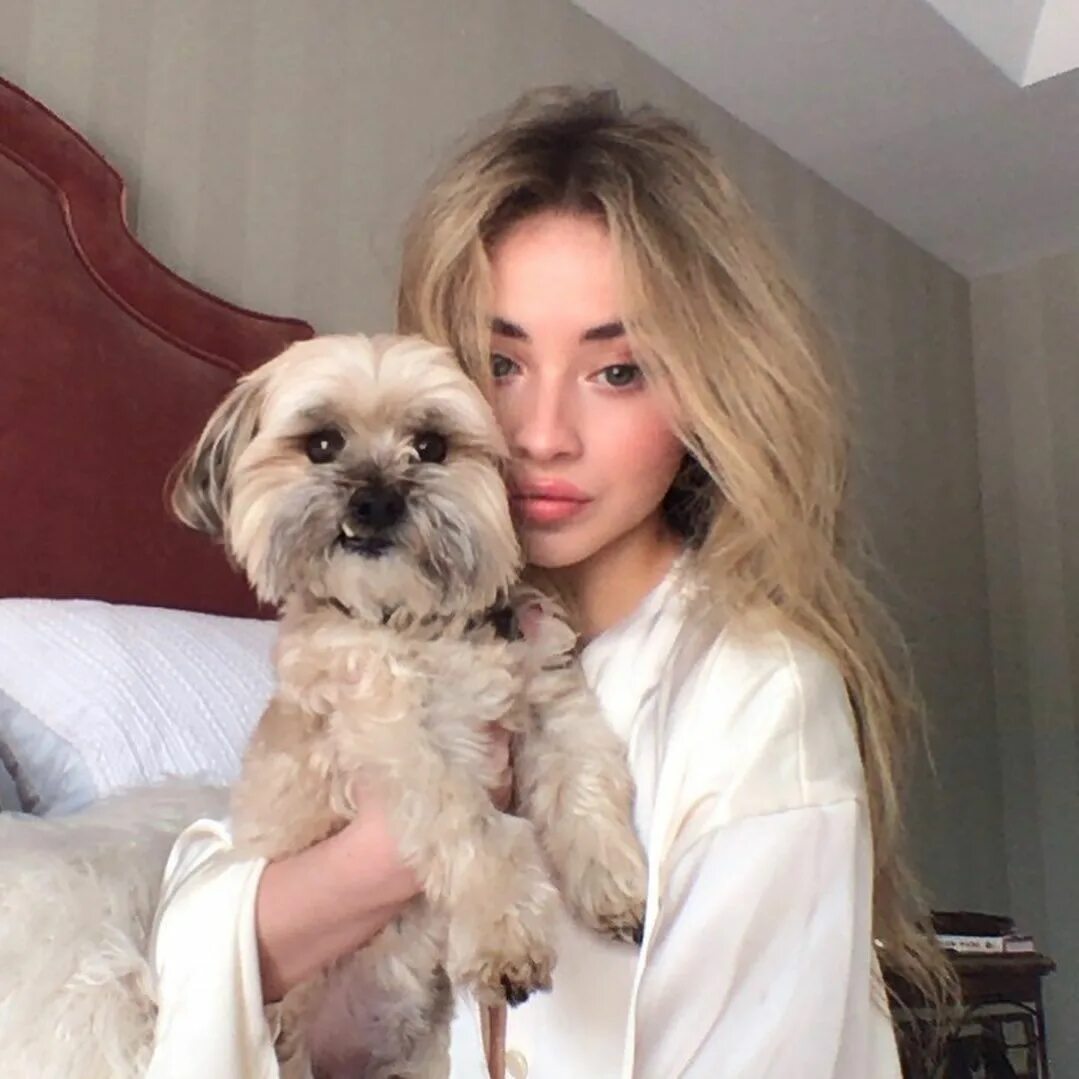 Как выглядит дом сабрины карпентер Teen Pop Star Sabrina Carpenter Falls Hard for Fashion Week Sabrina carpenter, S