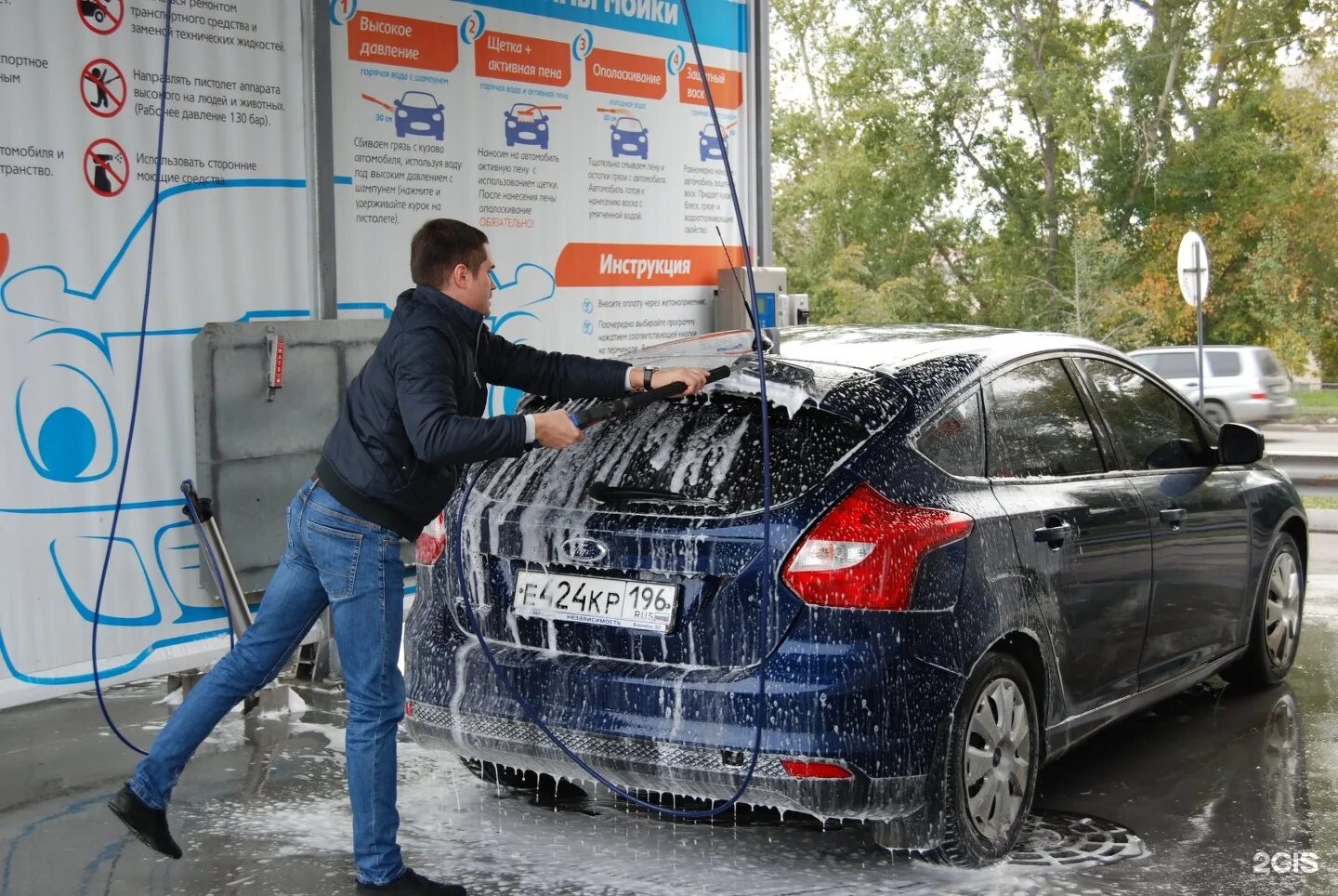 Самостоятельная мойка автомобиля. Мыть автомобиль автомойки самообслуживания. Мыть автомобиль автомойки самообслуживания. Машина на мойке самообслуживания. Мытье машины на мойке самообслуживания.