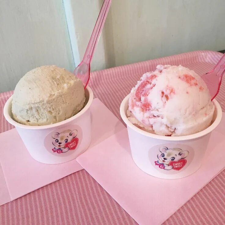 Булочки с яблоками. Десерт-мороженое из личи. Булка с яблоком. Мороженое с посыпкой. Кокосовое мороженое.