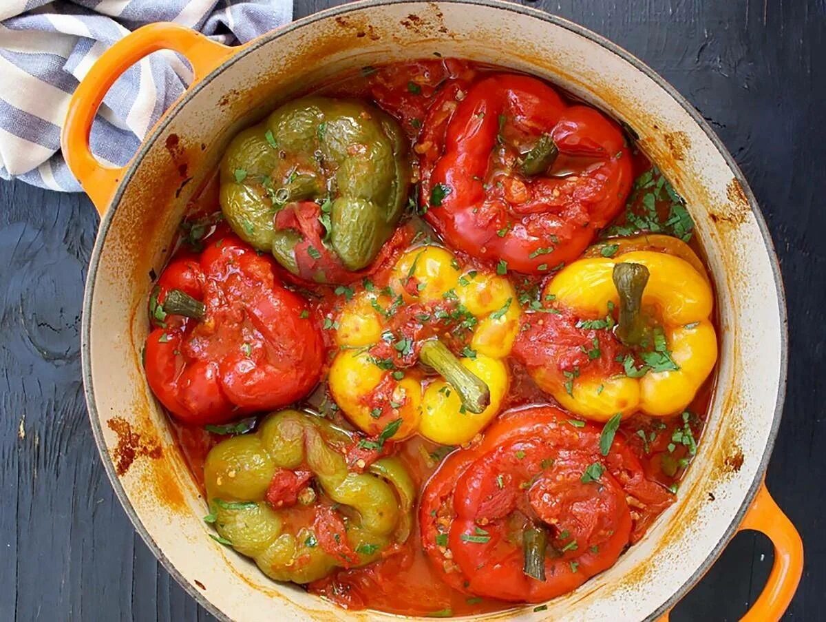 Сколько тушить перец фаршированный мясом. Фаршированный дунганский перец. перцы фаршированные тушенкой. тушеный болгарский перец. перец фаршированный постный.