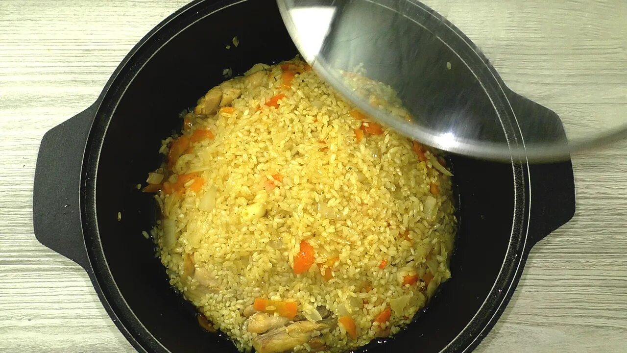 Как приготовить рис с овощами на сковороде. Рис с курицей на сковороде. разваристый рис на сковороде. рис с морковью на сковороде рассыпчатый. рис с курицей и овощами на сковороде рассыпчатый.