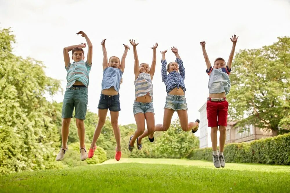 Счастливые дети в лагере. Happy Summer лагерь.