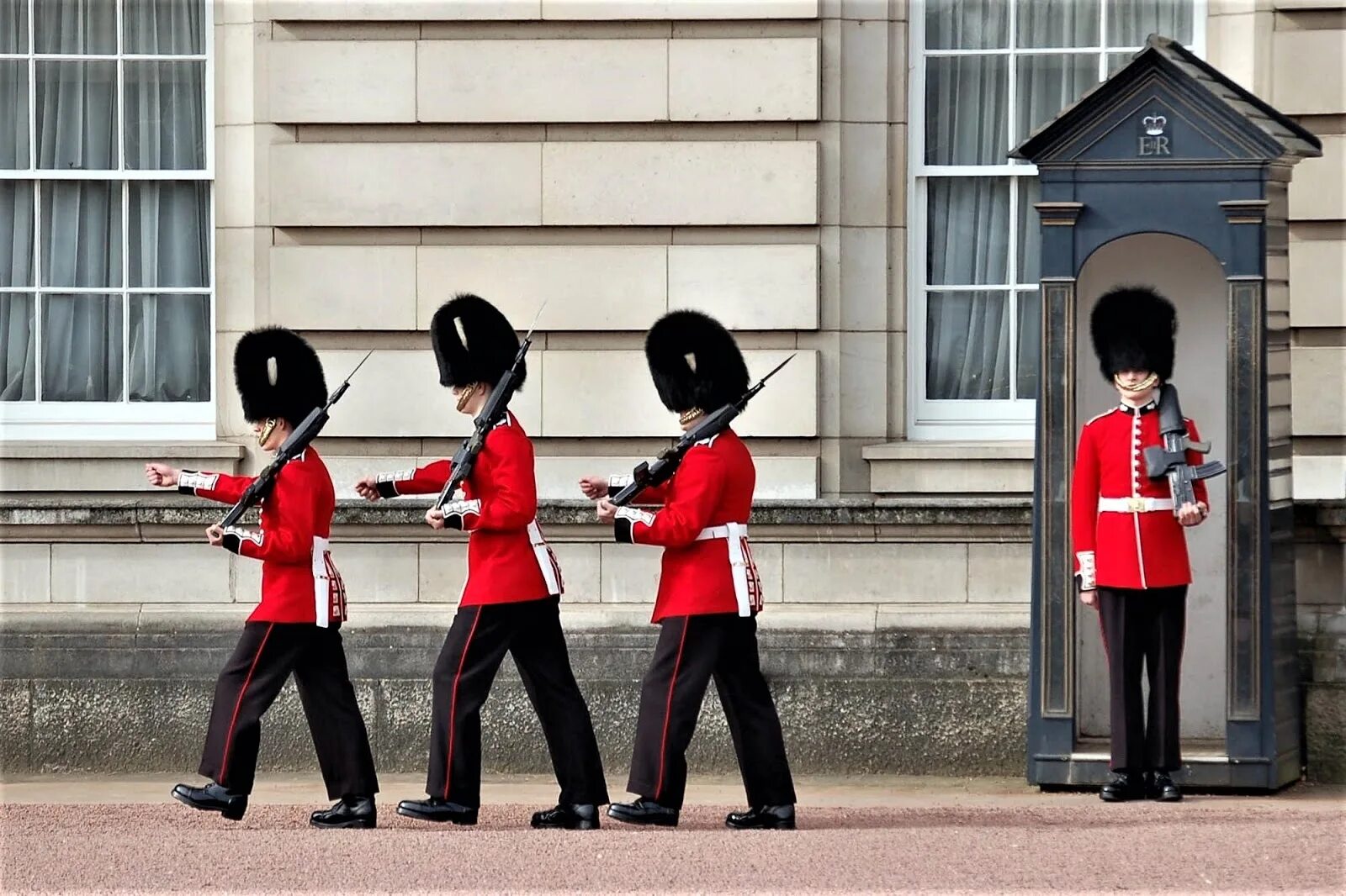 Guards london. Гвардейцы букингемского дворца. Guards london. Guards london. Королевская гвардия великобритании.