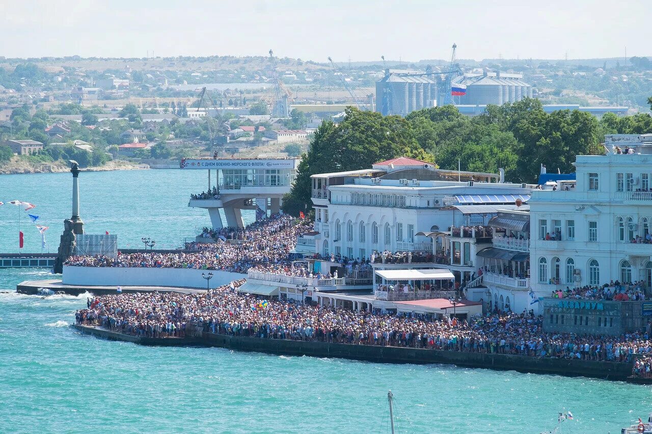 жители севастополя. день вмф крым. жители города севастополя. севастополь население. туристы в севастополе.