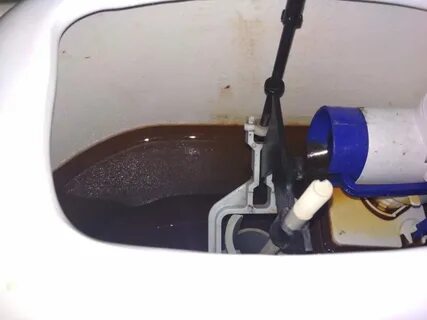 Переливается вода в бачке