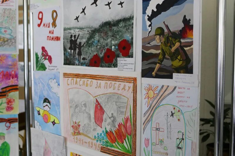 Спасибо за победу рисунок на выставку. Выставки работ детского рисунка. Выставка рисунков открытие. Победитель школьной выставки рисунков. Выставка работ художественных школ.