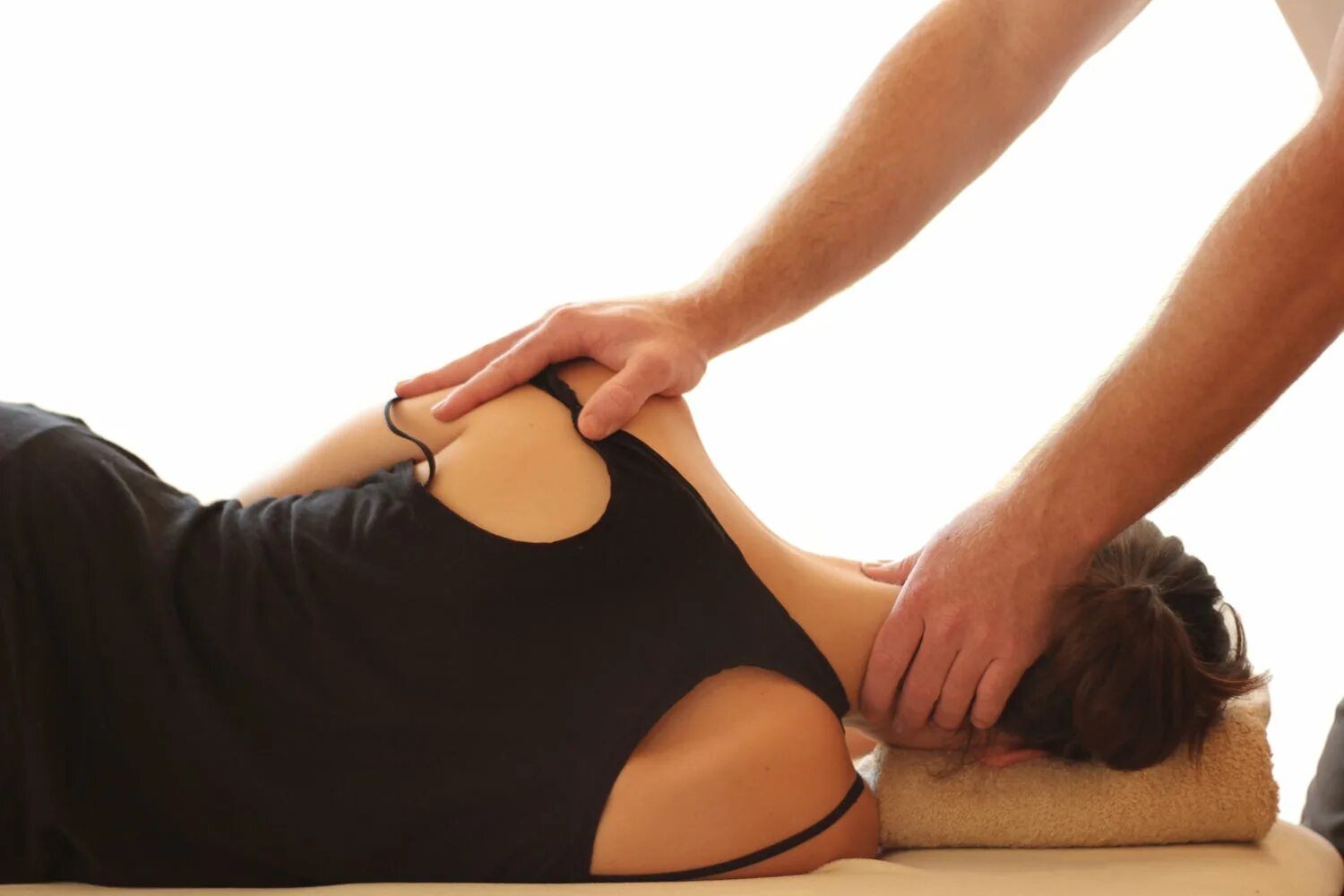 Bbc massage. Спортивный массаж. Массаж спортсменам. Тренировочный массаж. Массаж спортивный восстановительный.