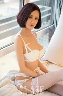Ugirls 尤 果 网 U260 沐 伊 米 色 吊 带 睡 衣 与 白 色 蕾 丝 内 衣 加 白 色 丝 袜 美 腿 及... 