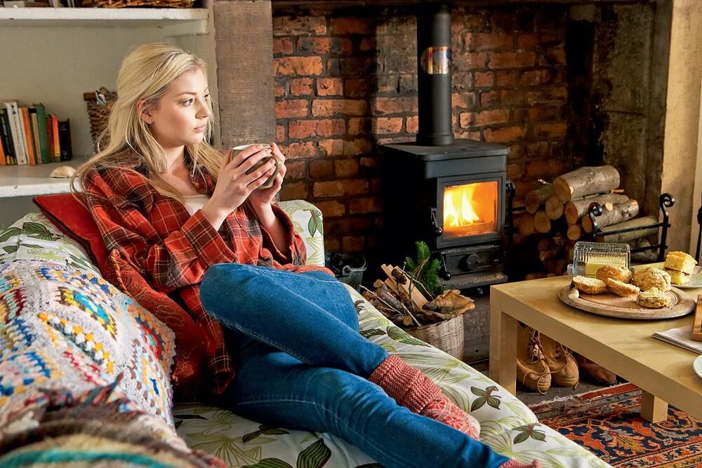 Анастасия щеглова на кухне. Объятия на кухне. Красивая девушка на кухне. Она дома. Тревор кристенсен фотограф.