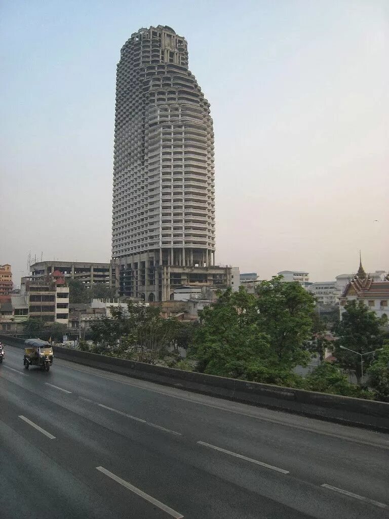 Заброшенный небоскреб. Небоскреб Sathorn unique Tower. Башня Саторн Бангкок. Заброшенный небоскреб в Бангкоке. Саторн Юник Тауэр.