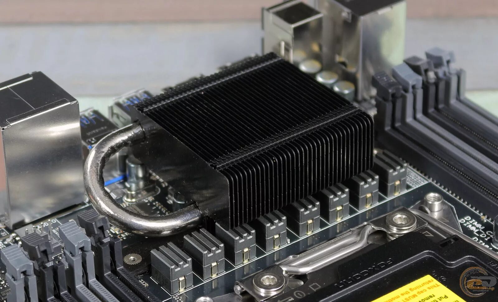 X99 какой блок питания. Asus x99 ws/ipmi. радиатор на чипсет материнской платы asus. плата от асус с пассивным охлаждением чипсета.