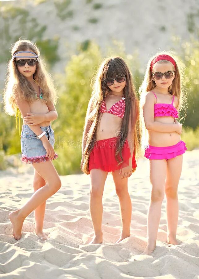 С подружками на пляже дети. Девятилетняя на пляже. "Zagorodnaya" модель на пляже молодая ребёнок. Стильные дети пляж песо к. Подружки 11 лет