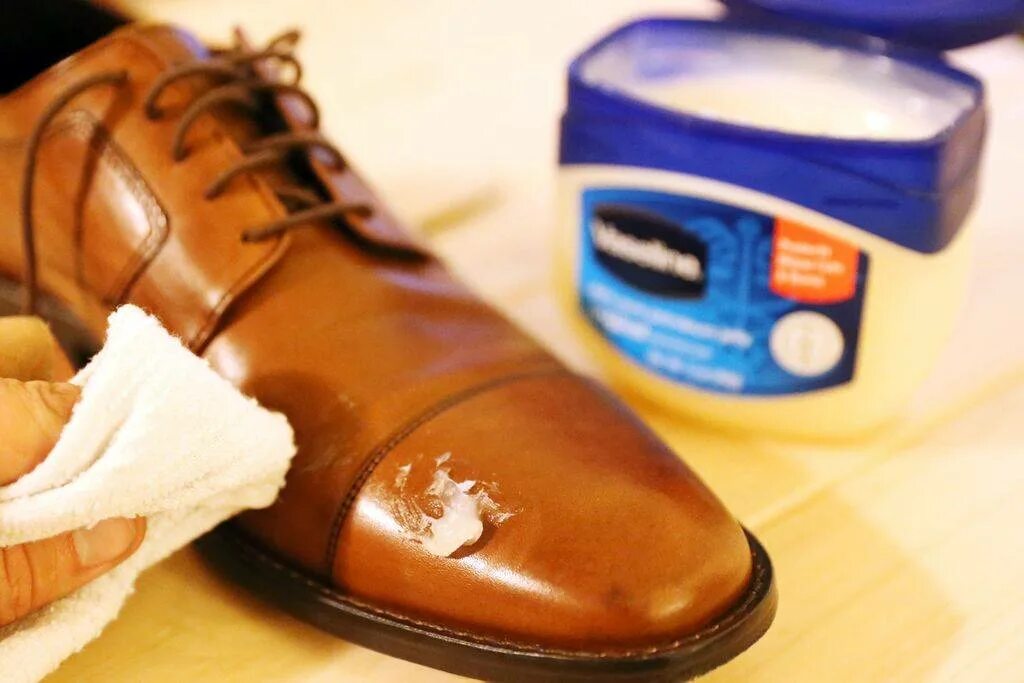 Как помыть кожаную. Нанесение крема на обувь. Вазелин для обуви. Средства для ухода за обувью из кожи. Вазелин для кожаной обуви.