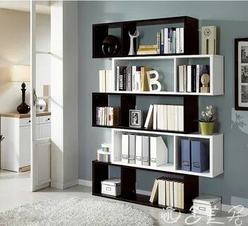 В книжном шкафу три полки