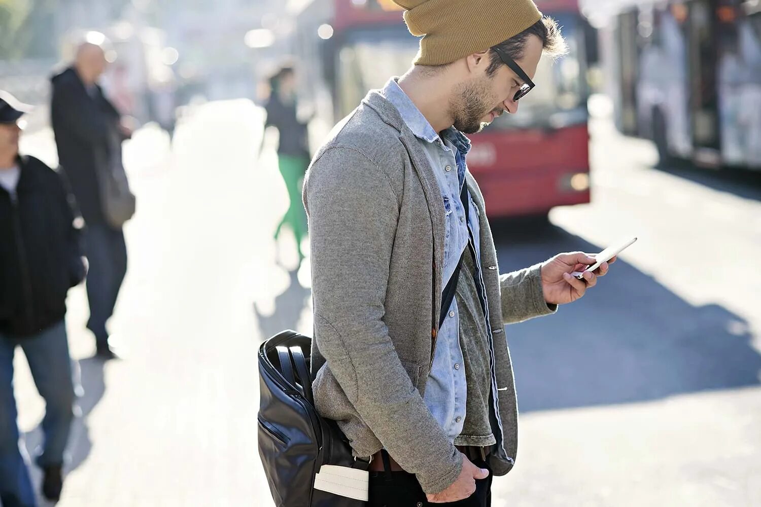 Девушка со смартфоном. Человек с телефоном в профиль. Бизнесмен разговаривает по телефону. Человек с телефоном в профиль. Парень с телефоном.