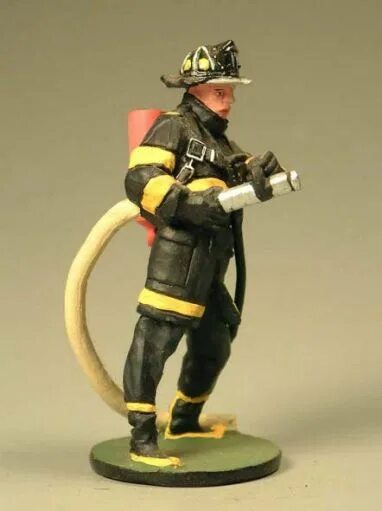 пожарный из пластилина. пожарный из пластилина. пожарный своими руками для детского сада. фигурка пожарного из глины. пожарный из пластилина.