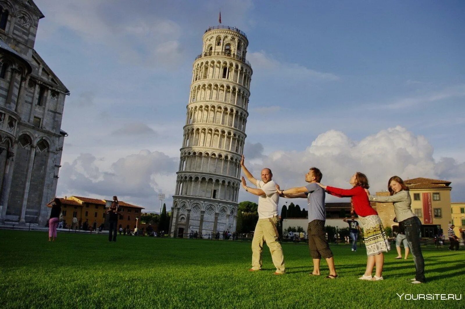 Пизанская башня Италия. Достопримечательности Италии Пизанская башня. Падающая Пизанская башня. Пизанская башня Архитектор.