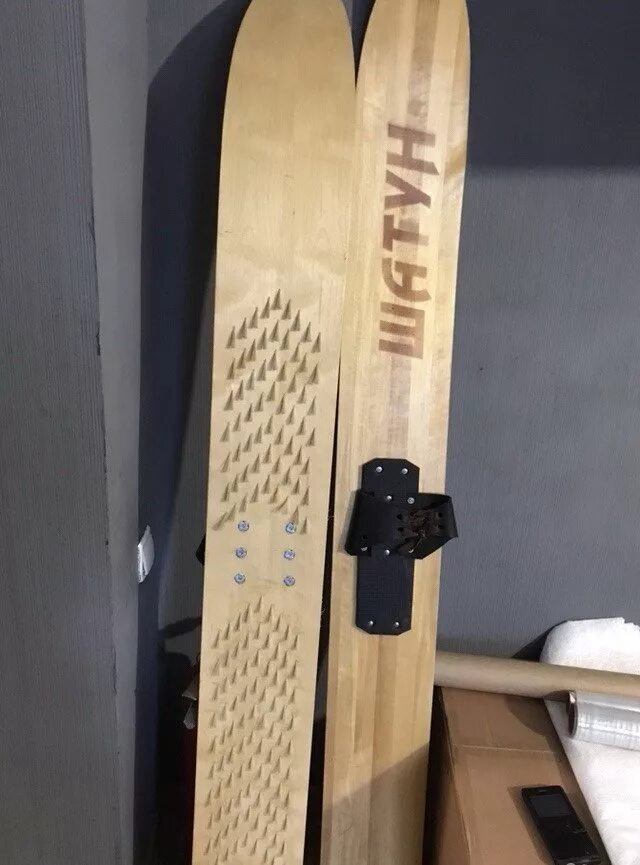 Лыжи охотничьи камусные шатун. Лыжи камусные охотничьи. Крепление охотничьих лыж на буране. Лыжи ручной работы. Лыжи охотничьи пластиковые.